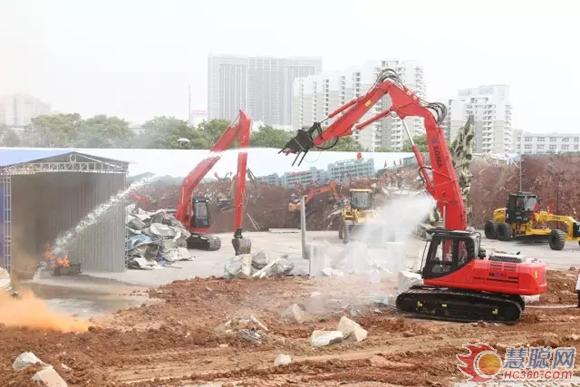 配装XGJE智控系统的厦工智能产品正在进行作业演练