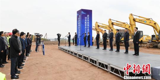 图为开工现场 周钢 摄 图为开工现场 周钢 摄