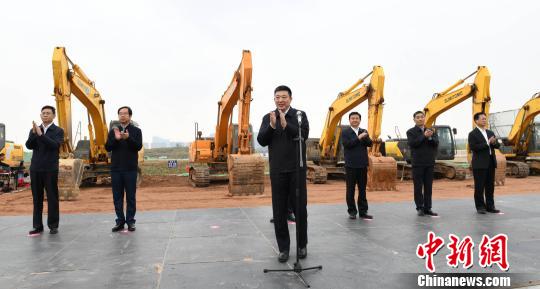 图为武汉市长周先旺出席开工仪式 周钢 摄 图为武汉市长周先旺出席开工仪式 周钢 摄