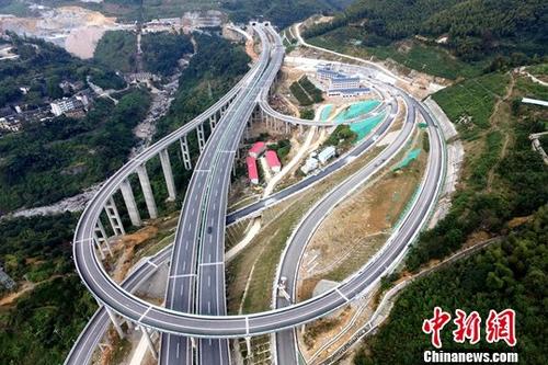 图为正在修建的高速路网。(资料图片) <a target='_blank' href='http://www.chinanews.com/'>中新社</a>记者 王东明 摄 图为正在修建的高速路网。(资料图片) <a target='_blank' href='http://www.chinanews.com/'>中新社</a>记者 王东明 摄