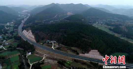 俯瞰四川绵西高速公路。(资料图) 刘忠俊 摄 俯瞰四川绵西高速公路。(资料图) 刘忠俊 摄