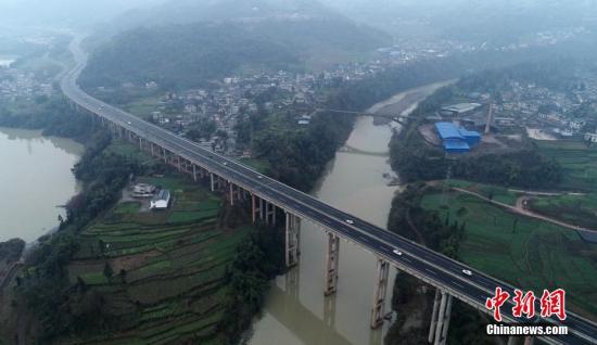 资料图:四川天全,雅康高速天全段。<a target='_blank' href='http://www.chinanews.com/'>中新社</a>记者 刘忠俊 摄 资料图:四川天全,雅康高速天全段。<a target='_blank' href='http://www.chinanews.com/'>中新社</a>记者 刘忠俊 摄