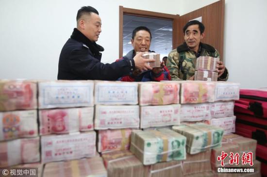 12月12日下午,沈阳浑南农民工维权中心办公室。1400万巨款被拖欠的农民工工资被追回,并当场发放给农民工。现场有几个农民工说,他们听说拖欠近一年的钱被维权中心追回了,当天上午11点就来到维权中心,生怕来晚了排不上号,没法领到工资。家住葫芦岛的李如柱说,进入工地已经一年了,期间只寄回家里5000元,说到这里老李哭泣了起来,不是不想往家里寄钱,只是工资一直都没发,寄回的5000元也是预支的。而且家里就他一个人赚钱。现在终于可以回家了,因为等待已经被拖欠一年的工资,他又在工地多呆了一个月。现在在浑南分局和农民工维权中心的帮助下,终于可以领到工资了。 陆瑶 摄 图片来源:视觉中国 文字来源:东北... 12月12日下午,沈阳浑南农民工维权中心办公室。1400万巨款被拖欠的农民工工资被追回,并当场发放给农民工。现场有几个农民工说,他们听说拖欠近一年的钱被维权中心追回了,当天上午11点就来到维权中心,生怕来晚了排不上号,没法领到工资。家住葫芦岛的李如柱说,进入工地已经一年了,期间只寄回家里5000元,说到这里老李哭泣了起来,不是不想往家里寄钱,只是工资一直都没发,寄回的5000元也是预支的。而且家里就他一个人赚钱。现在终于可以回家了,因为等待已经被拖欠一年的工资,他又在工地多呆了一个月。现在在浑南分局和农民工维权中心的帮助下,终于可以领到工资了。 陆瑶 摄 图片来源:视觉中国 文字来源:东北...