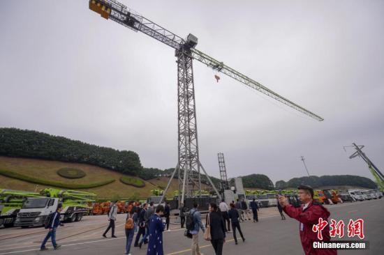 资料图:工程吊车。<a target='_blank' href='http://www.chinanews.com/'>中新社</a>记者 杨华峰 摄 资料图:工程吊车。<a target='_blank' href='http://www.chinanews.com/'>中新社</a>记者 杨华峰 摄