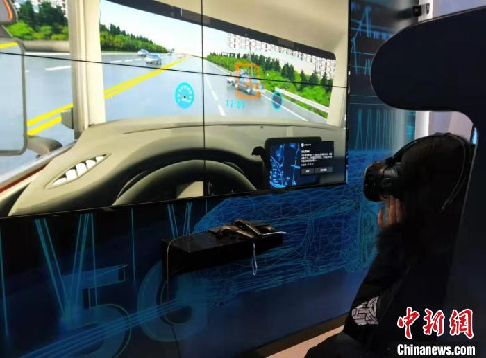现场,参观的记者亲身体验了“车路协同无人驾驶”,记者戴着VR头盔,体验重载无人驾驶在人与车、车与路方面,通过物联设备对应急情况做出有效应对措施。 吴琼 摄 现场,参观的记者亲身体验了“车路协同无人驾驶”,记者戴着VR头盔,体验重载无人驾驶在人与车、车与路方面,通过物联设备对应急情况做出有效应对措施。 吴琼 摄