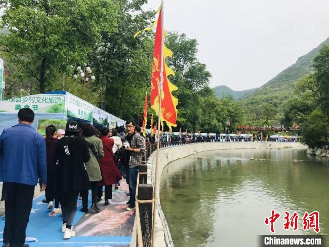 甘肃康县在花桥景区举办“美食节”揽客。(资料图) 闫姣 摄 甘肃康县在花桥景区举办“美食节”揽客。(资料图) 闫姣 摄