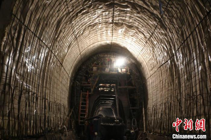 云南丽江至香格里拉铁路黄山哨隧道贯通