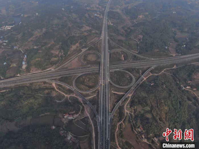 图为仁沐新高速三江互通枢纽。四川省交通运输厅供图 图为仁沐新高速三江互通枢纽。四川省交通运输厅供图