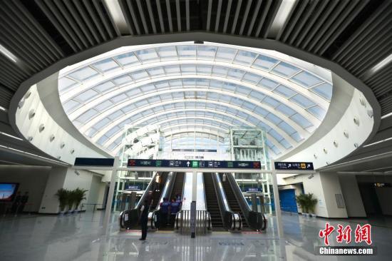 9月26日,北京轨道交通大兴国际机场线开通试运营,实现大兴国际机场和北京市中心半小时交通圈的出行目标。同时,草桥站城市航站楼同步启用,使旅客在草桥站可享受到值机和行李托运服务。大兴国际机场线一期工程(草桥站-大兴国际机场站)线路总长41.36公里,共设大兴国际机场站、大兴新城站、草桥站三站。图为草桥站。<a target='_blank' href='http://www.chinanews.com/'>中新社</a>记者 富田 摄 9月26日,北京轨道交通大兴国际机场线开通试运营,实现大兴国际机场和北京市中心半小时交通圈的出行目标。同时,草桥站城市航站楼同步启用,使旅客在草桥站可享受到值机和行李托运服务。大兴国际机场线一期工程(草桥站-大兴国际机场站)线路总长41.36公里,共设大兴国际机场站、大兴新城站、草桥站三站。图为草桥站。<a target='_blank' href='http://www.chinanews.com/'>中新社</a>记者 富田 摄