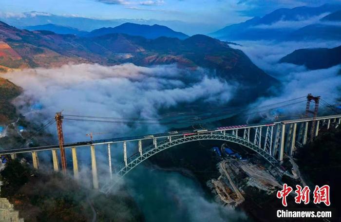 图一: 世界最大跨度铁路拱桥——大瑞铁路怒江特大桥主体建成。(王会堂 摄) 世界最大跨度铁路拱桥——大瑞铁路怒江特大桥主体建成。(王会堂 摄)