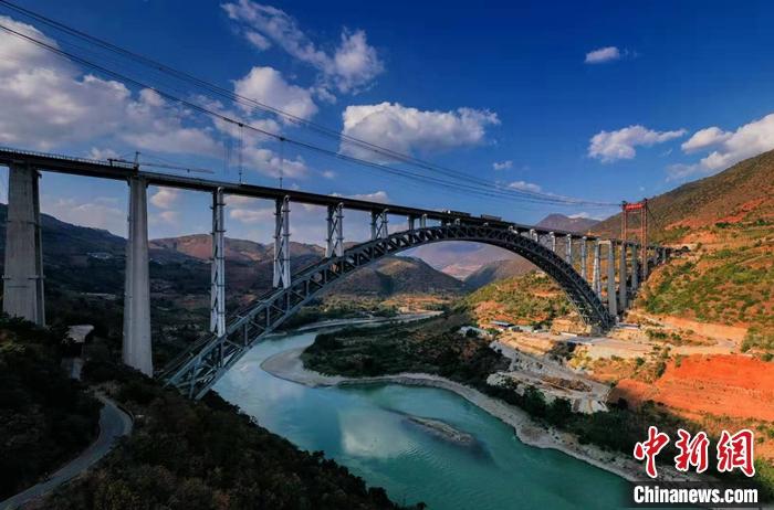 怒江特大桥用钢量为4.6万吨,相当于6.5座埃菲尔铁塔。王会堂 摄 怒江特大桥用钢量为4.6万吨,相当于6.5座埃菲尔铁塔。王会堂 摄