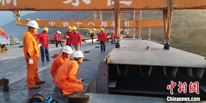 怒江特大桥最后一片钢梁吊装就位。丁迪 摄 怒江特大桥最后一片钢梁吊装就位。丁迪 摄