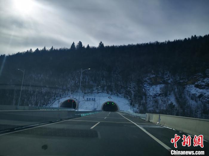 图为香丽高速公路香格里拉至小中甸段。迪庆州委宣传部提供 图为香丽高速公路香格里拉至小中甸段。迪庆州委宣传部提供