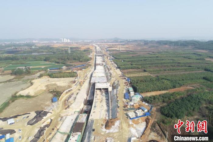 图为地道施工全貌。 (中铁二十五局供图) 摄 图为地道施工全貌。 (中铁二十五局供图) 摄