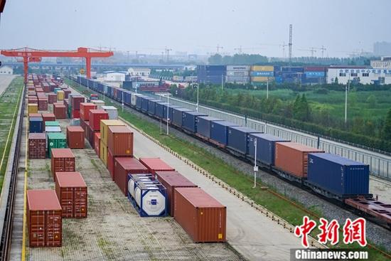 资料图:整装待发的中欧班列。<a target='_blank' href='http://www.chinanews.com/'>中新社</a>发 吕晋 摄 资料图:整装待发的中欧班列。<a target='_blank' href='http://www.chinanews.com/'>中新社</a>发 吕晋 摄