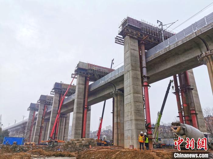 镇宣铁路跨商合杭铁路先期工程门式墩施工 张刚 摄 镇宣铁路跨商合杭铁路先期工程门式墩施工 张刚 摄