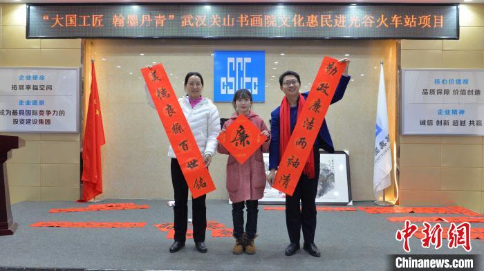 图为，武汉关山书画院赠送书画活动现场 肖露 摄