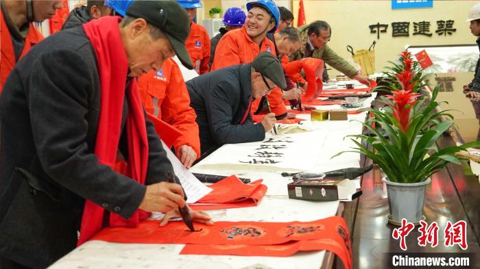 图为，武汉关山书画院赠送书画活动现场 肖露 摄