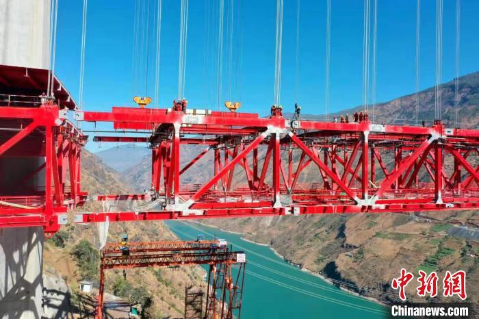 图为,华丽高速金安金沙江大桥合龙现场 李曾曾 摄 图为,华丽高速金安金沙江大桥合龙现场 李曾曾 摄