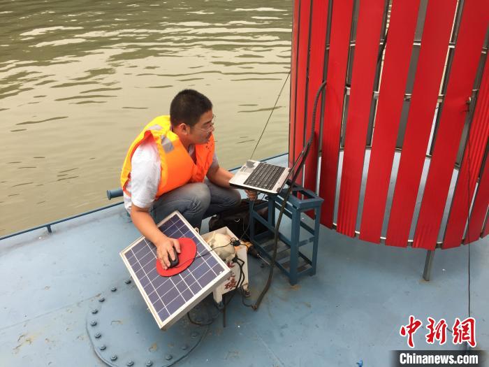 图为，工程师对航标终端开展现场联通运行升级 陈宇 摄