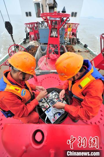 图为，长江数字航道航标终端维护 陈宇 摄