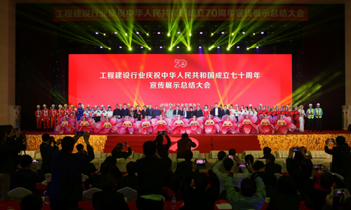 领导与演员合影留念